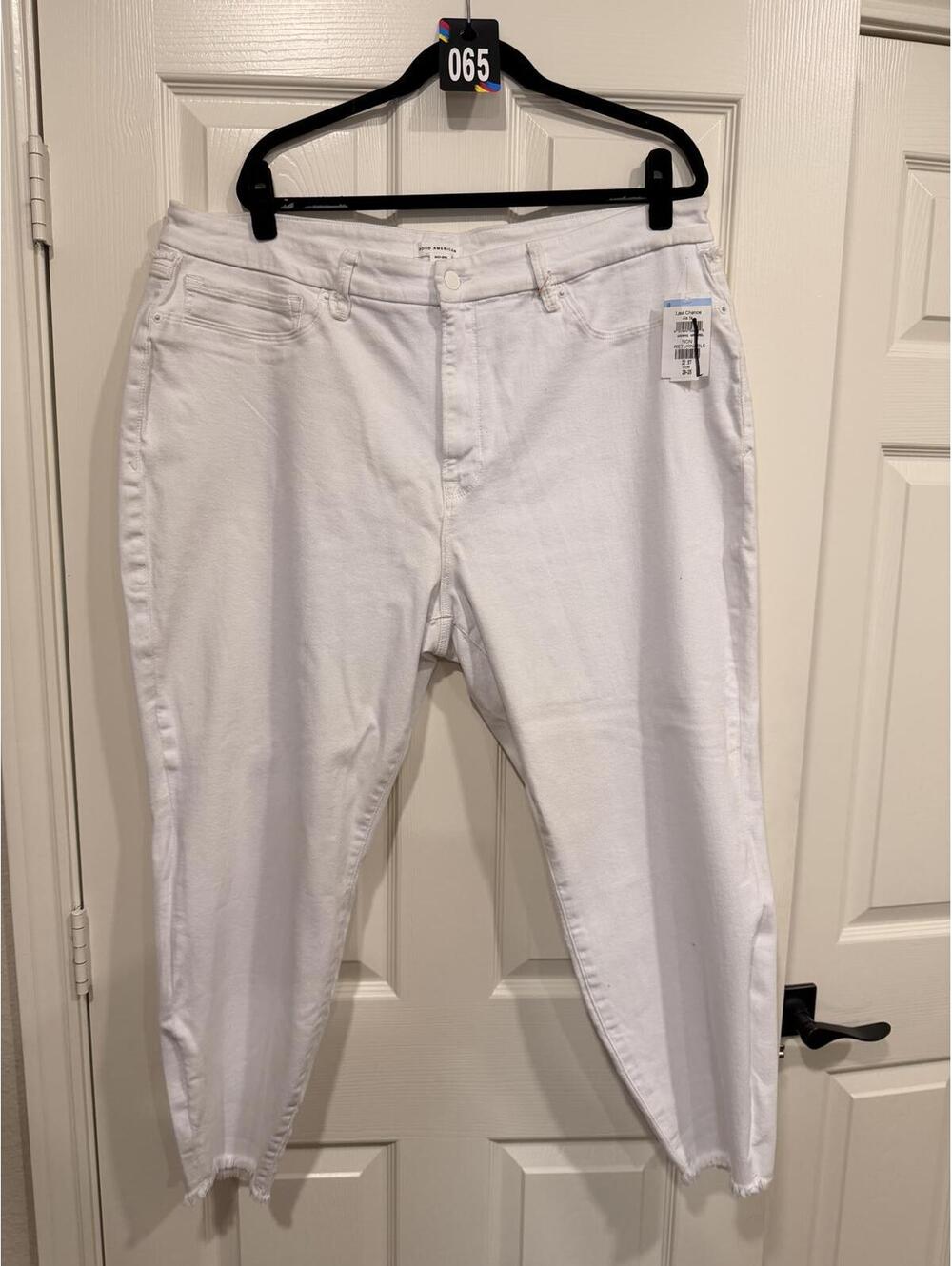 #65 GOOD AMERICAN SZ. 20-26 Cropped White Jeans NWT